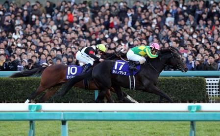 サトノアレス（右）はゴール前でモンドキャンノと激しく競り合い朝日杯フューチュリティステークスを制する＝阪神競馬場（撮影・山口登）