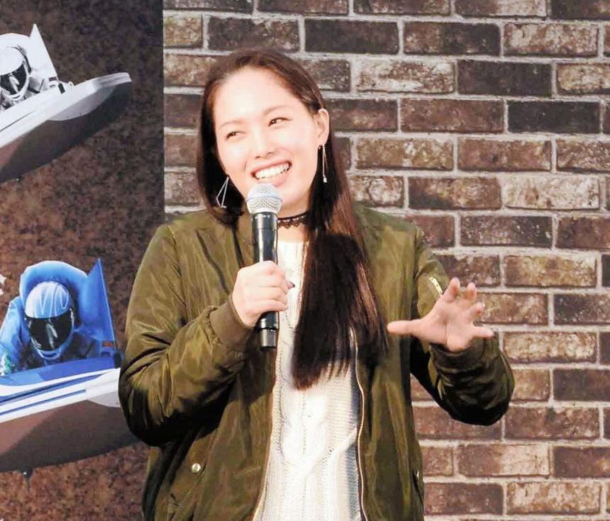 軽妙なトークで会場を沸かせる佐藤摩弥＝住之江ボート