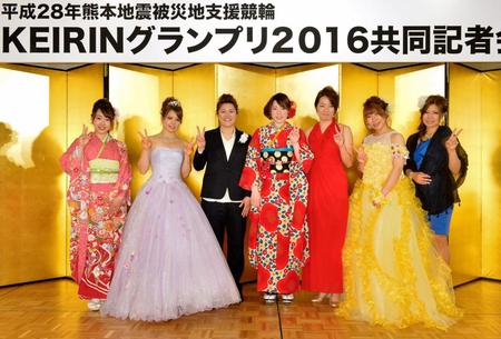 笑顔を見せるガールスグランプリ出場選手（左から）高木真備、梶田舞、奥井迪、児玉碧衣、尾崎睦、山原さくら、石井寛子＝東京・新宿の京王プラザホテル（撮影・西岡正）