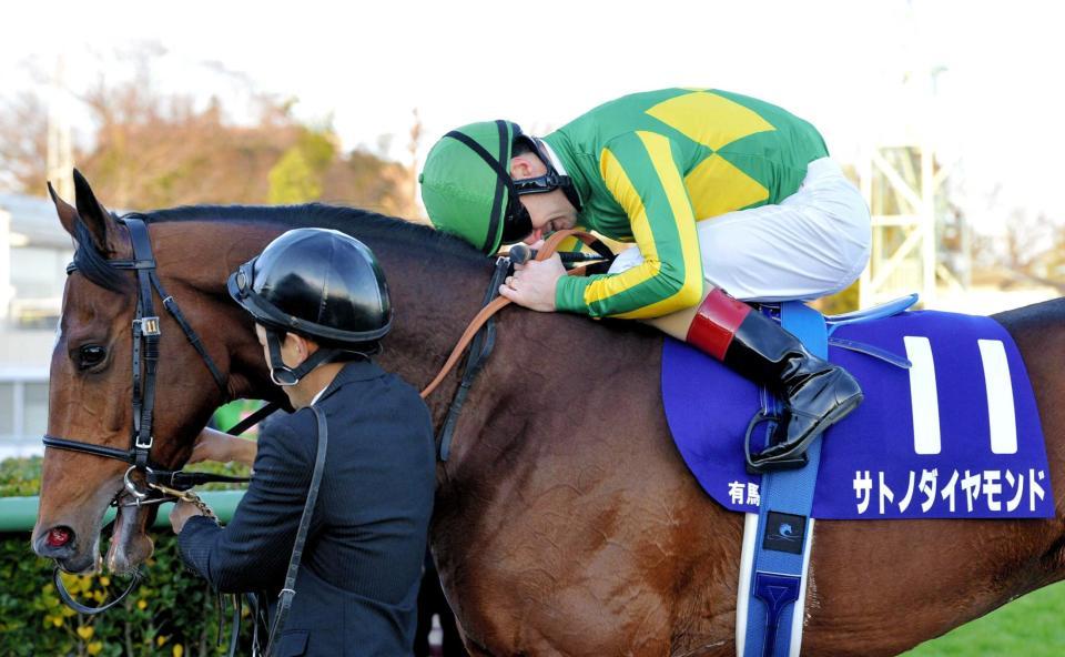 　サトノダイヤモンドの馬上で感極まるルメール