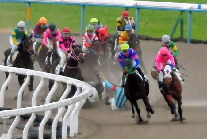 京都競馬２Ｒでマリアベーラが故障し、落馬する川田