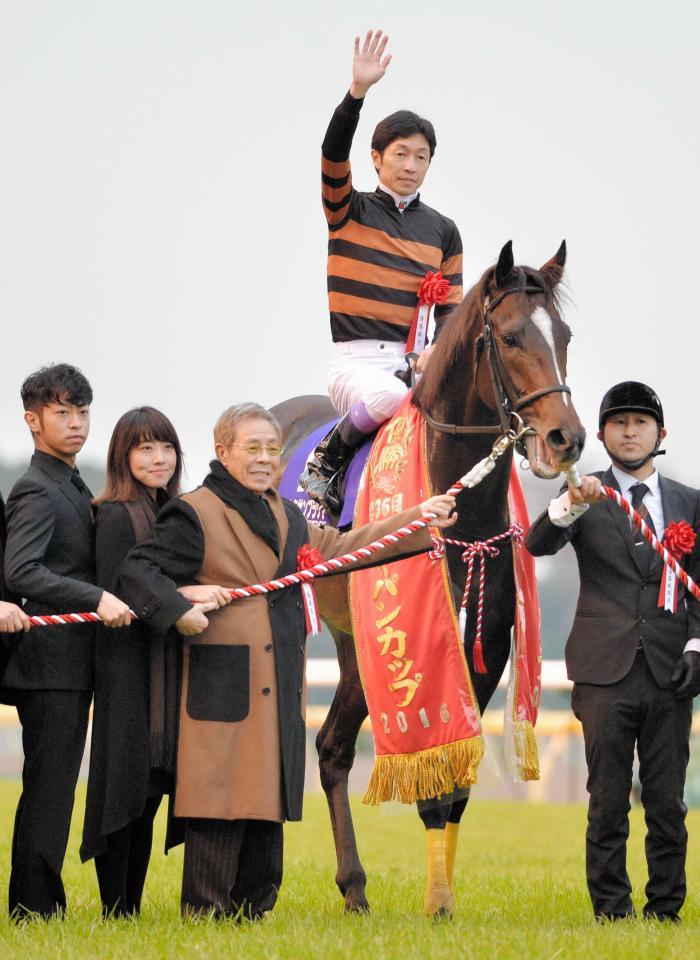 昨年のジャパンＣを制したキタサンブラックと北島三郎オーナー（左から３人目）