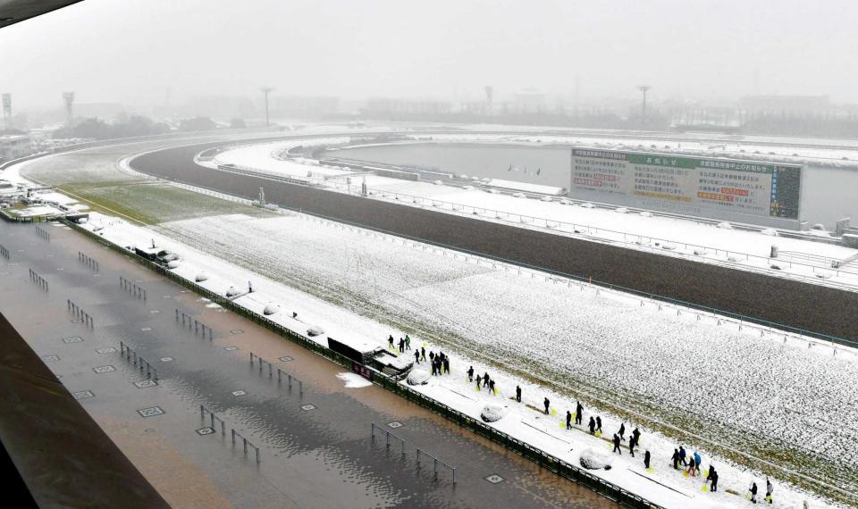 　雪に覆われた京都競馬場
