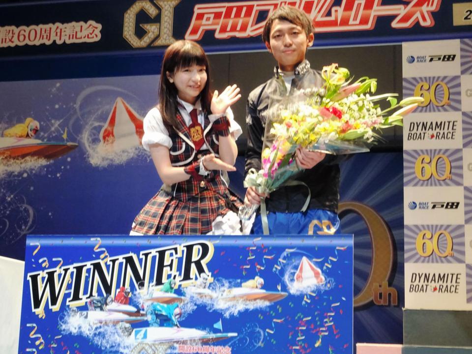 地元周年初Ｖを決めた桐生順平（左は大食いアイドルのもえのあずき）・東ギ