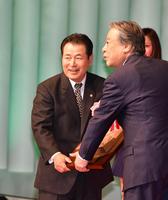 　顕彰者表彰で後藤正幸ＪＲＡ理事長からレリーフを贈呈される橋口師（左）