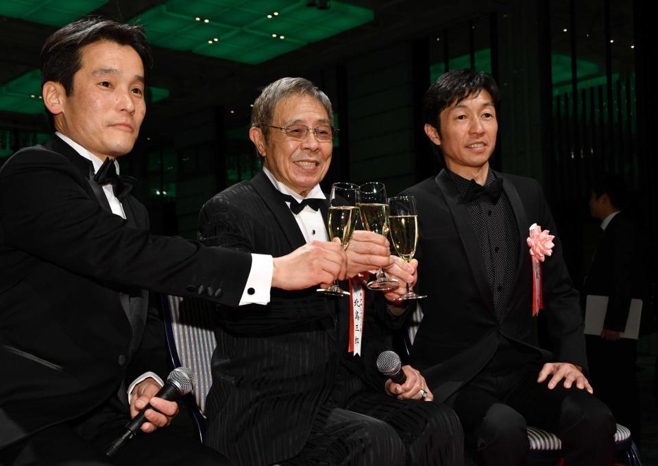 　年度代表馬を受賞し、グラスを合わせる（左から）清水久師、北島三郎オーナー、武豊