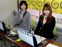 奈良競輪から配信されているニコニコ生放送「チャリチャン＠ＤＭＭ競輪」に出演中のいちのめぐみ（左）、酒井美樹