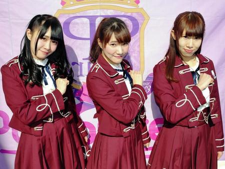 奈良競輪でライブを行ったＰｕｒｐｕｒｅ☆（左から）蒔乃ともみ、渡邊さえ、水川珠里