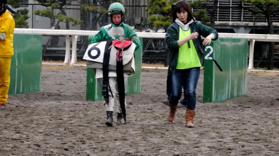 船橋競馬で今年初の地方競馬に参戦した藤田菜七子（左）