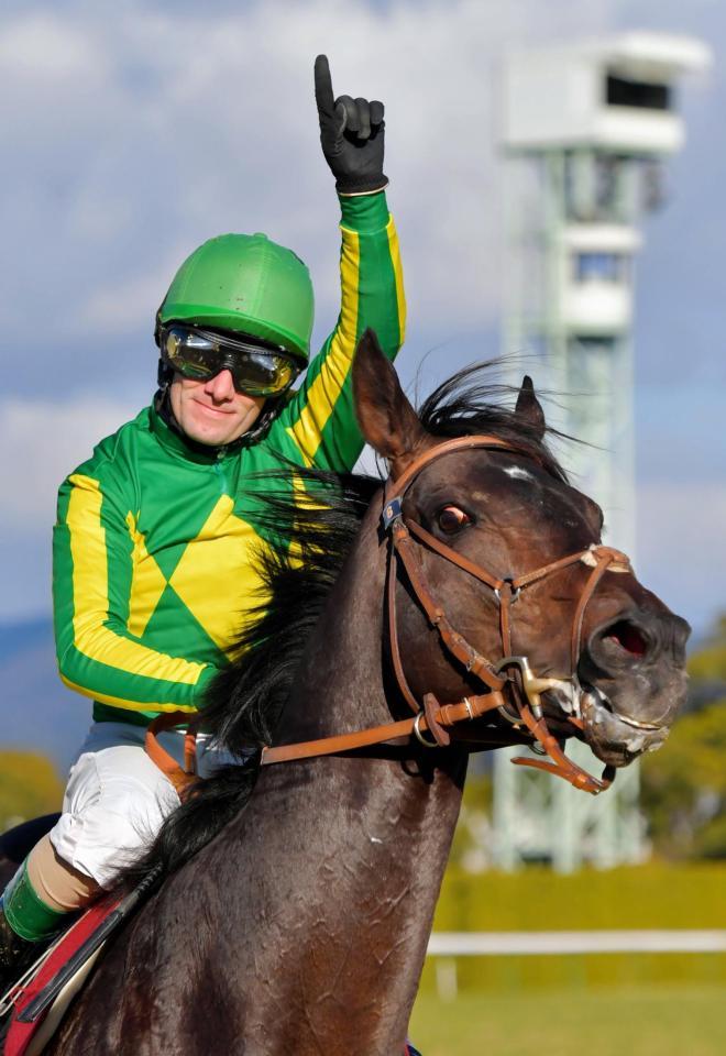 一番をアピールするミルコ・デムーロとサトノクラウン＝京都競馬場