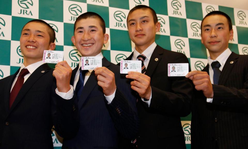 交付された騎手免許を手に笑顔の（左から）川又賢治、木幡育也、富田暁、横山武史
