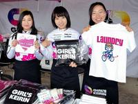 取手競輪に開設されたガールズケイリンカフェで接客する選手たち（左から）島田優里、藤巻絵里佳、黒河内由実