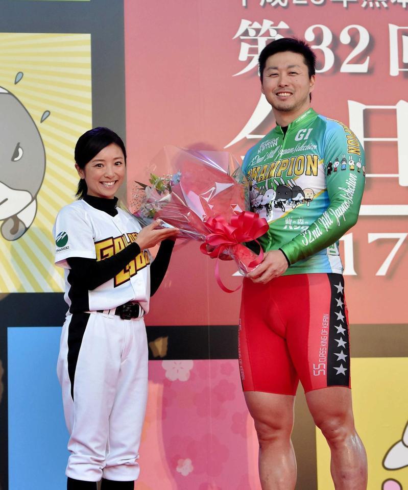 　茨城ゴールデンゴールズ選手兼任監督の片岡安祐美（左）から花束で祝福される平原康多