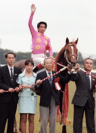 　日本ダービーを制したミホノブルボン（鞍上は小島貞博騎手）＝１９９２年５月３１日、東京競馬場