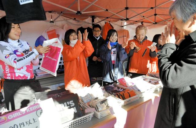 【写真】「ガールズケイリンカフェ」女子レーサーがおもてなし