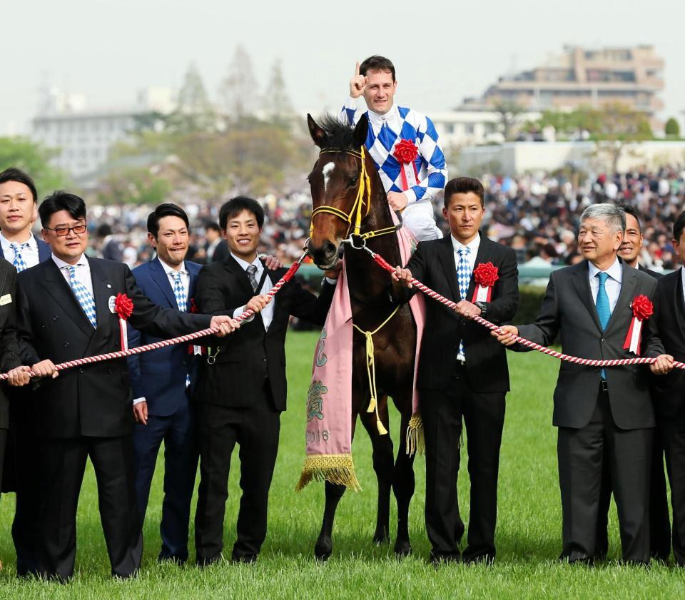 　シンハライトとのたたき合いを制し、桜花賞馬に輝いたジュエラー（１６年４月１０日、阪神競馬場）