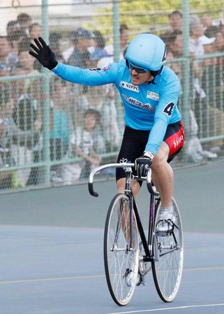 　日本選手権競輪を制してファンの声援に応える中川誠一郎