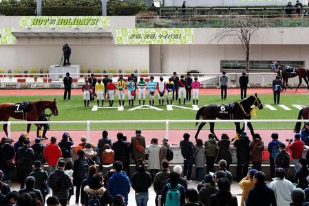 10Ｒの出走馬がパドックを周回するなか黙とうがささげられた＝阪神競馬場（ＪＲＡ提供）