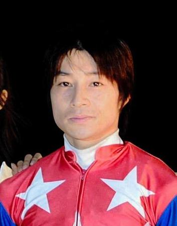 【地方競馬】御神本（みかもと）元騎手が復帰へ編集者のオススメ記事【写真】“ニホンピロ”の小林百太郎オーナー死去 ９３歳 酒井「…藤田伸二氏「あんなんしてホンマにええの？」処分明け岩田康騎…８８年ダービーで勇姿を見せたあの馬福永　コントレイルを語る「唯一プレッシャー感じた神戸新聞杯」競馬・レース最新ニュース主要ニュース阪神ボロボロ　終盤９失点に甲子園静寂キャンドル氏　広末のＬＩＮＥ見て示談広末涼子「離婚するけど」子どもに質問キャンドル氏　広末涼子から「家出て」広末涼子の「心が壊れた」理由を分析ランキング(競馬・レース)話題の写真ランキング写真リアルタイムランキング注目トピックス