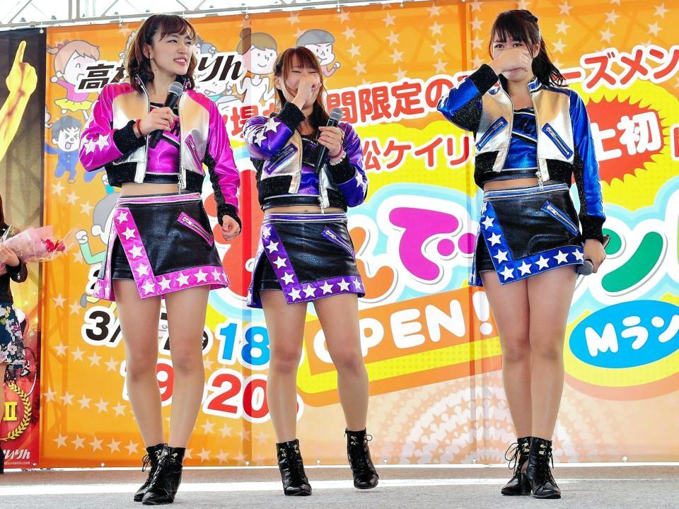 涙を流しながら現在の３人でラストステージを務めるスピーチーズ（左から）木村菜摘、長田真友子、北川果歩