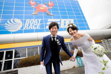　２５日に結婚したボートレーサーの土山卓也（左）と藤堂里香