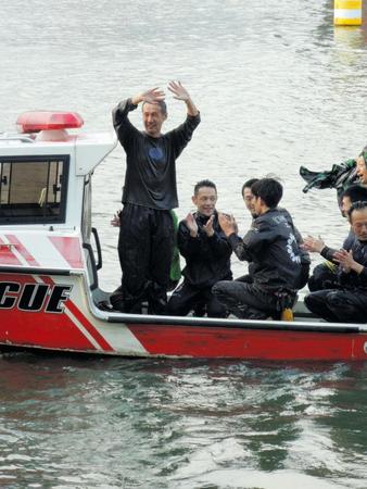 通算2000勝の水神祭が行われ、ファンの声援に笑顔で応える中村裕将（左）