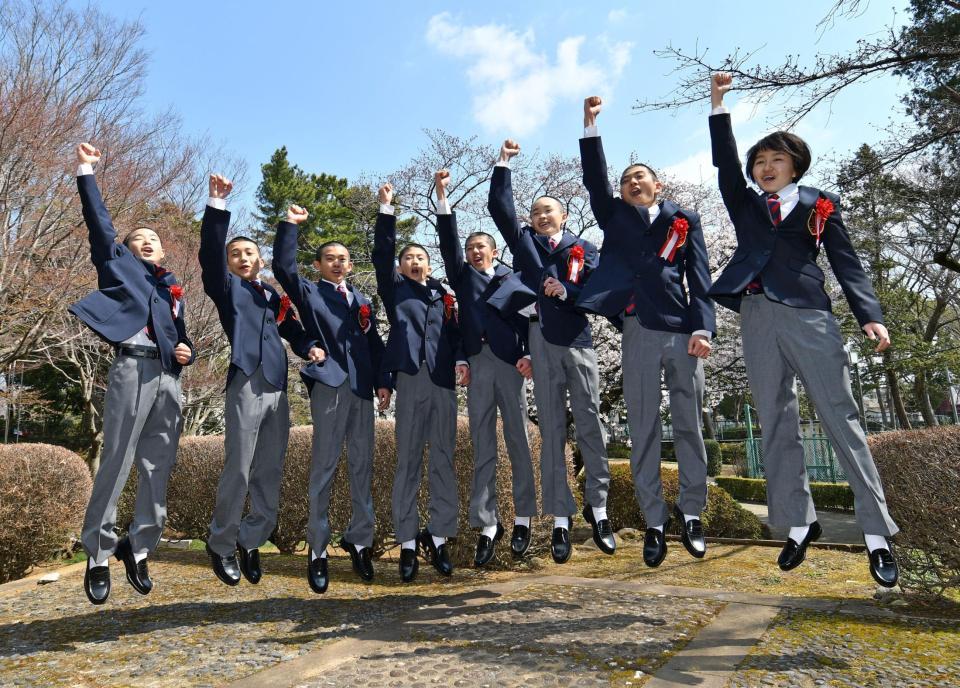 青空の下、そろってジャンプする秋山稔樹くん、池田遥稀くん、泉谷楓真くん、岡崎翔優くん、小林脩斗くん、角田大和くん、原優介くん、古川奈穂さん＝千葉県白井のＪＲＡ競馬学校