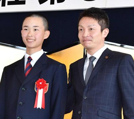 　笑顔を見せる角田大和君と角田師