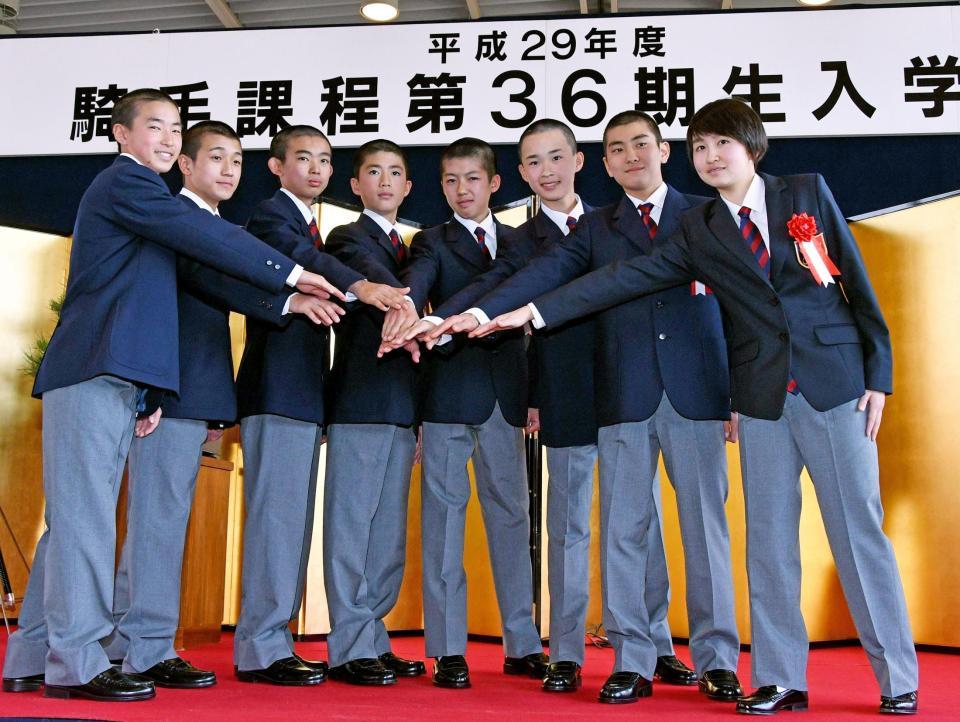 ＪＲＡ騎手課程36期生の８人。（左から）秋山稔樹君、池田遥稀君、泉谷楓真君、岡崎翔優君、小林脩斗君、角田大和君、原優介君、古川奈穂さん