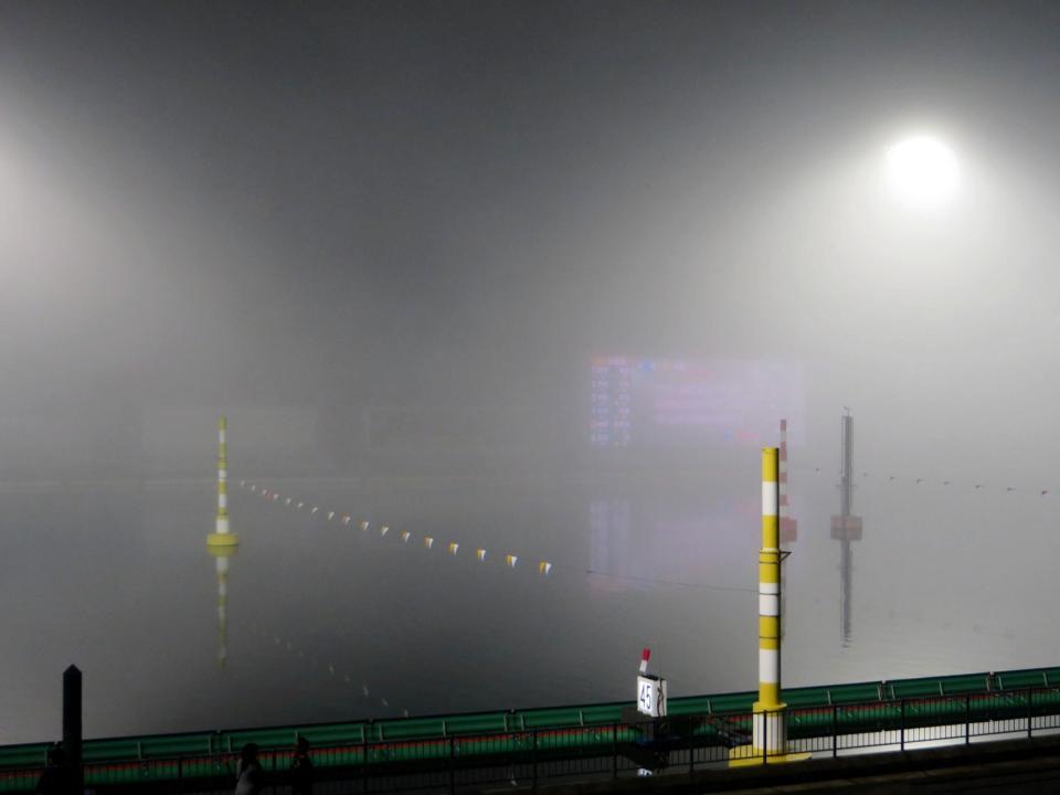 濃い霧に包まれたまるがめボートの水面コース