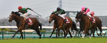 　直線抜け出しニュージーランドＴを制したジョーストリクトリ（左）