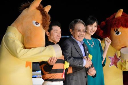 　愛馬の殊勲に満面笑みの北島三郎オーナー（中央）と内田博（左）