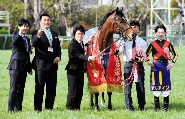 皐月賞で勝利し、１冠のポーズをとる山本昌氏（左から２人目）＝４月１６日