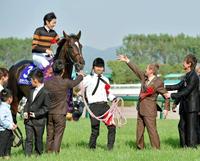 　キタサンブラックと武豊を笑顔で迎える北島三郎オーナー（右）