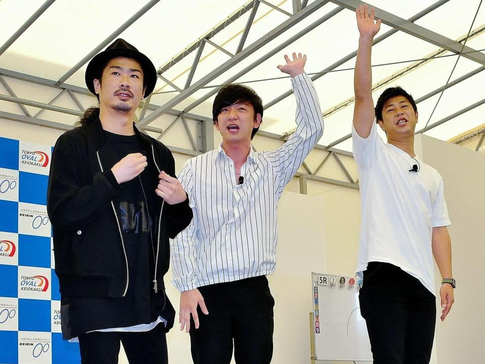 京王閣競輪でお笑いショーを行ったパンサー（左から）菅良太郎、向井慧、尾形貴弘