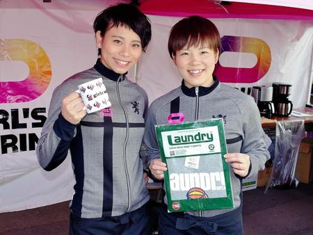 京王閣競輪に設営されたガールズケイリンカフェで接客する太田りゆ（左）と梅川風子