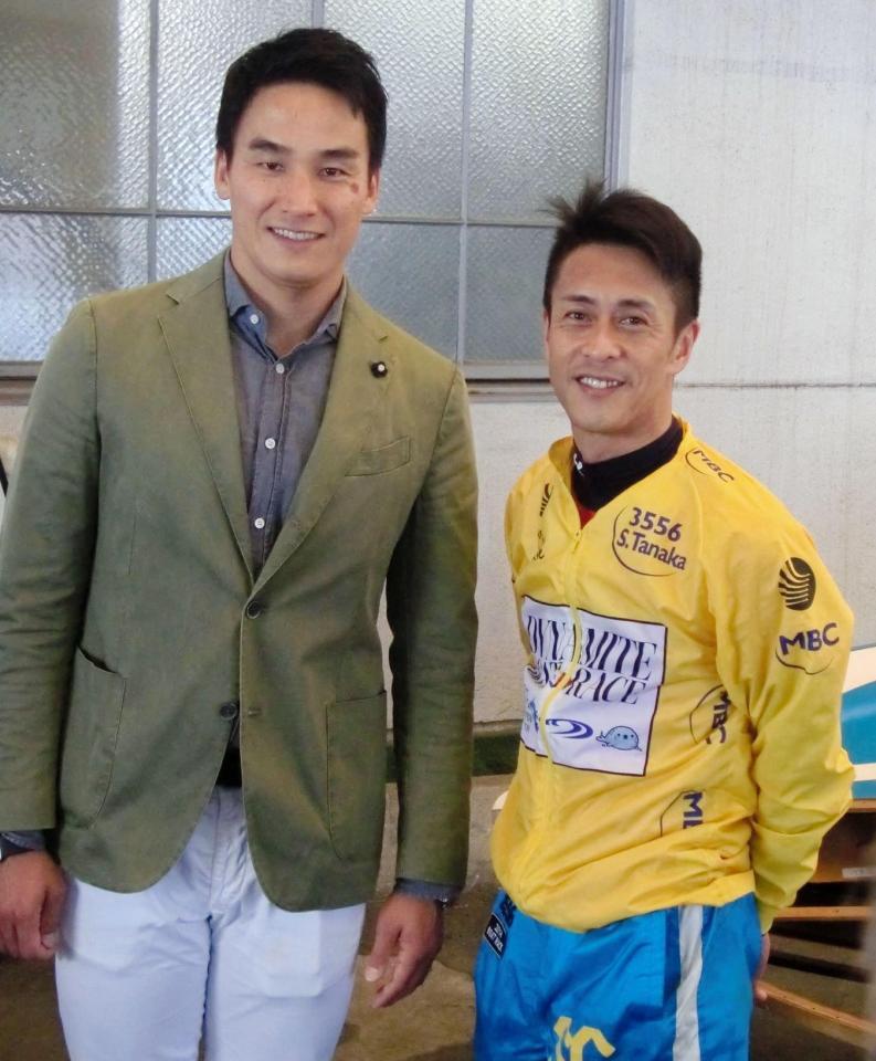 住之江のピットを訪れ田中信一郎と談笑する松田丈志氏（左）