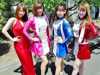 Ｇ１開催中の京王閣競輪でライブを行った長田真友子（左端）とスピーチーズ（左２人目から）木村菜摘、北見直美、坂本こはる