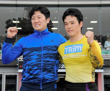 第７１回日本選手権競輪で優勝した三谷竜生。左は兄の将太＝京王閣競輪（撮影・堀内翔）