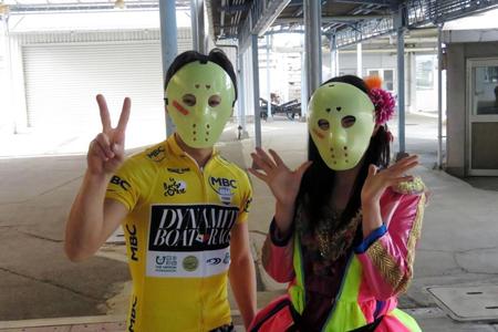 ピットを訪れた仮面女子の窪田美沙（右）と湯川浩司