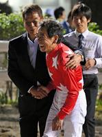 　１０Ｒ、モンサンデューンで６９９９勝とし笑顔をみせる的場文男騎手（手前）