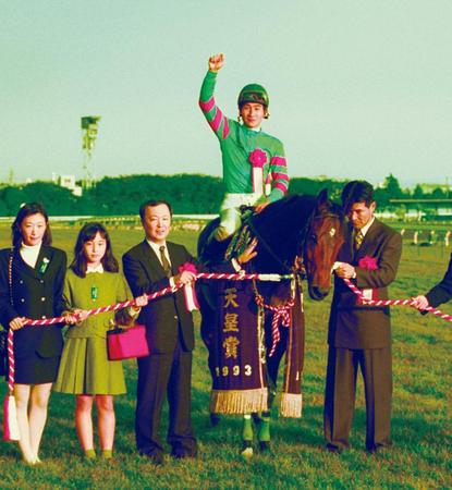 　天皇賞・秋を制したヤマニンゼファーと柴田善＝１９９３年１０月３１日