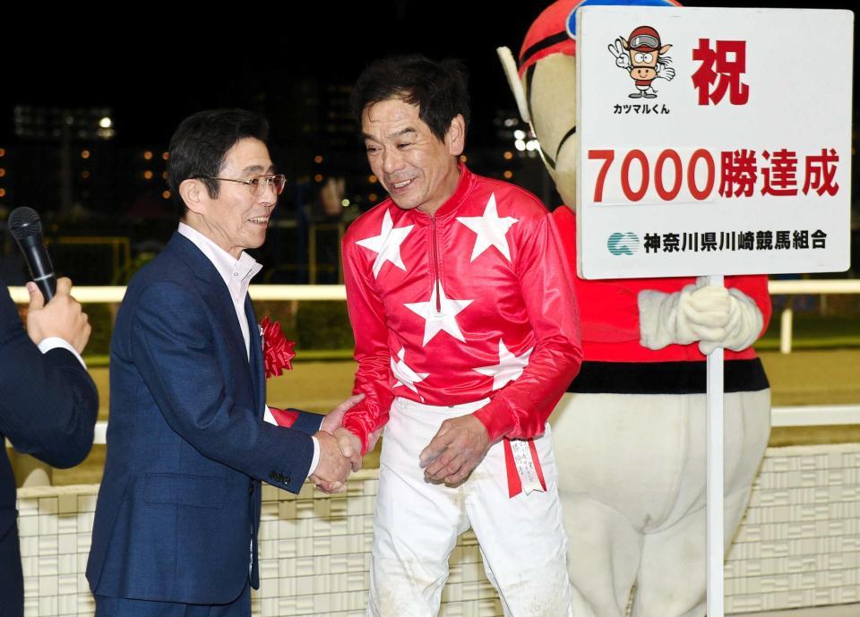 　佐々木竹見氏（左）と笑顔で握手する的場文