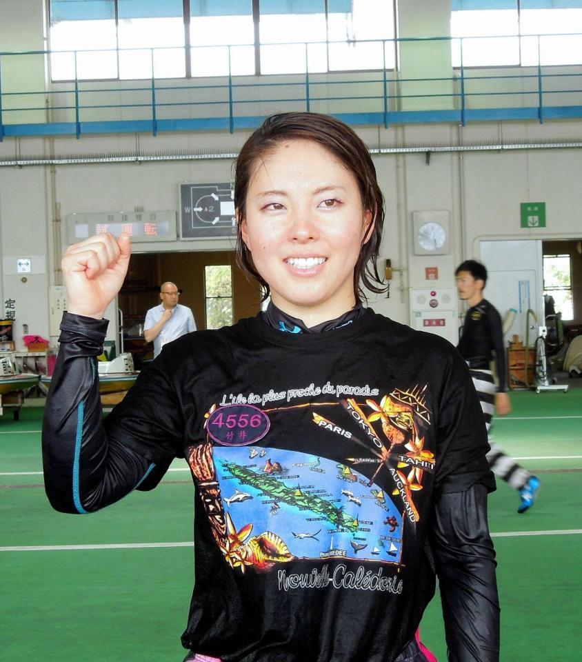 水神祭後にガッツポーズをする竹井奈美