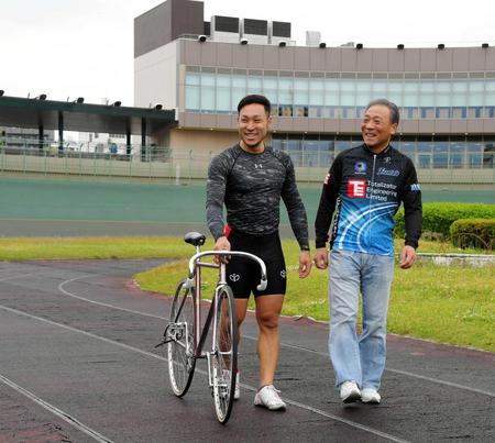 　親子で師弟の郡司浩平（左）と父の盛夫＝川崎競輪場（撮影・堀内翔）