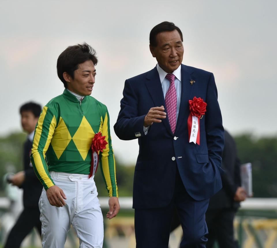 レースを振り返るながら表彰式へ向かう川田と里見オーナー＝東京競馬場