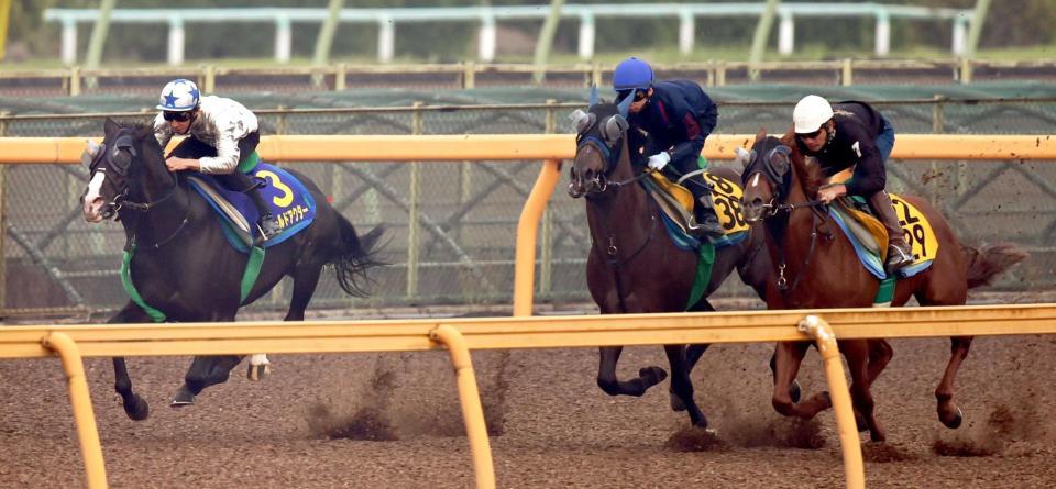 　横山典を背に内から楽々と突き抜けたゴールドアクター（左）