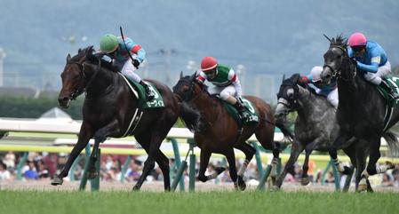 人気に応え七夕賞を制したゼーヴィント（左）＝福島競馬場