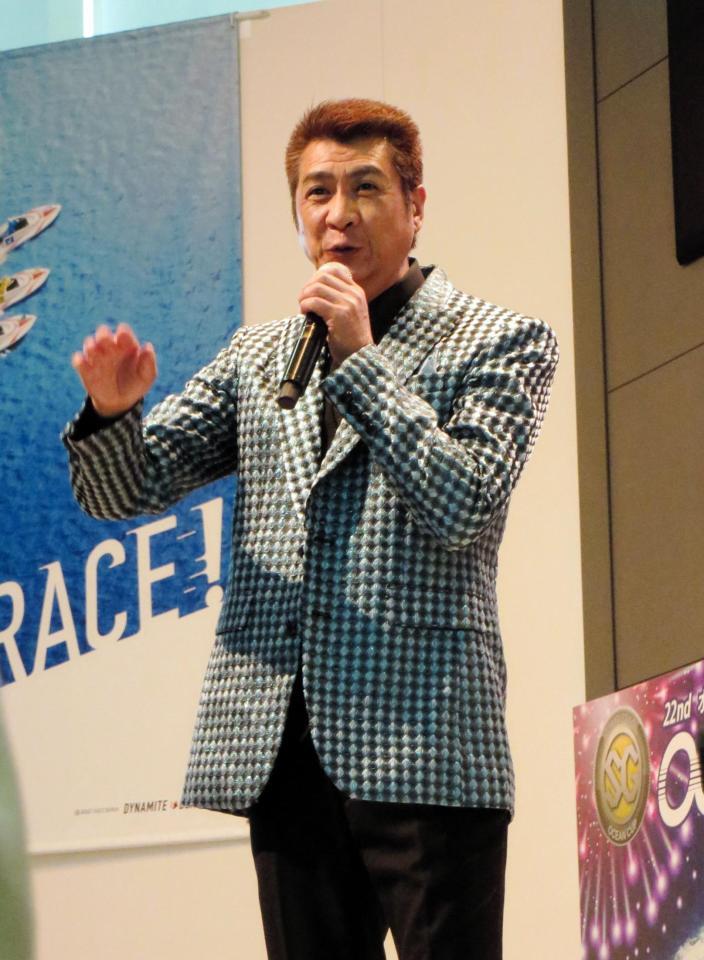 まるがめボートのイベントステージに登場した山川豊