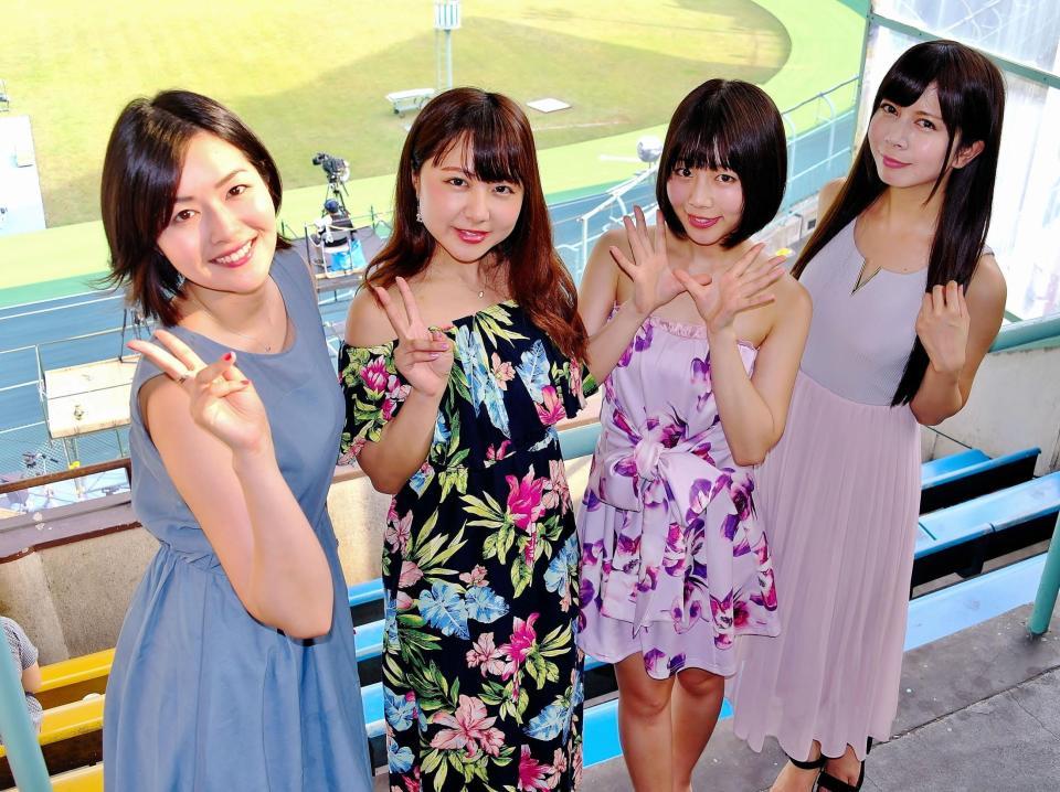 伊東競輪から配信されているニコニコ生放送に出演中の女子４人（左から）木三原さくら、由井香織、潮田ひかる、桜井奈津